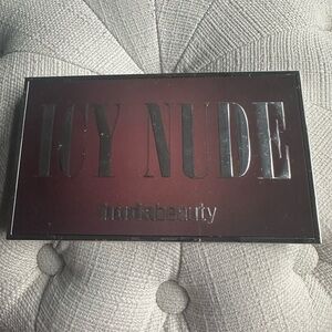 Huda Beauty eyeshadow palette